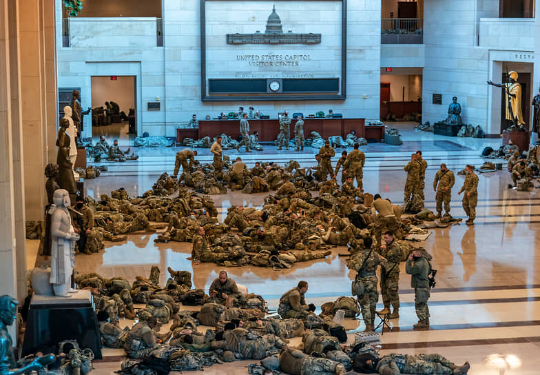 Бойцы Национальной гвардии отдыхают в здании Капитолия во время рассмотрения вопроса об импичменте президента США Дональда Трампа, 2021 год 