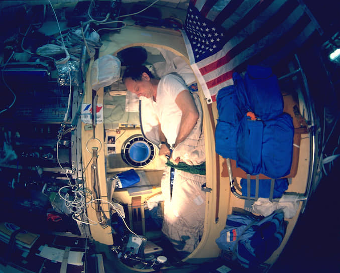Астронавт НАСА Норман Тагард спит в специальном спальном мешке на борту станции «Мир», 1995 год
