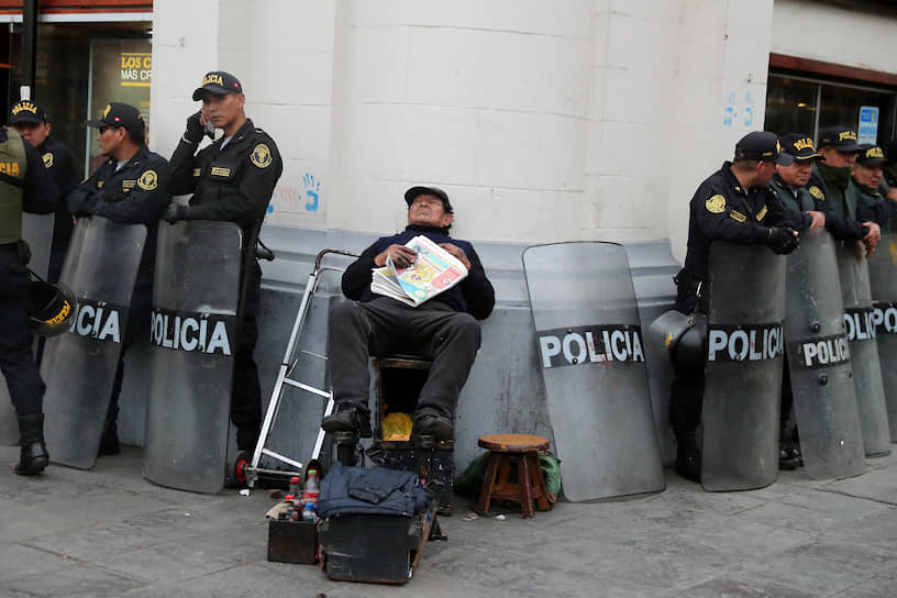 Чистильщик обуви в столице Перу во время акции протеста против коррупции, 2018 год