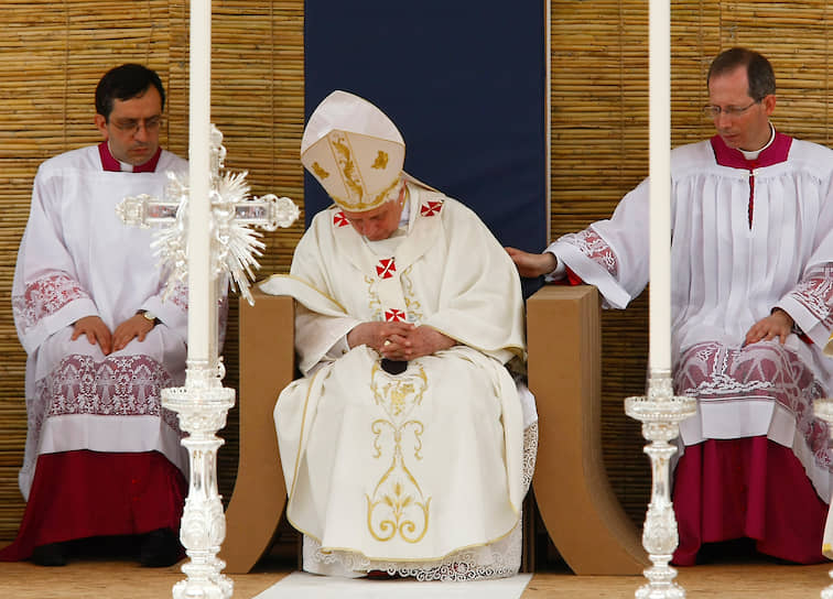 Папа римский Бенедикт XVI во время мессы, 2010 год