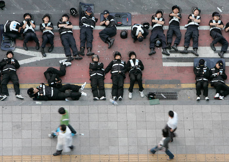 Сотрудники полиции в Сеуле (Южная Корея) во время митинга, 2008 год