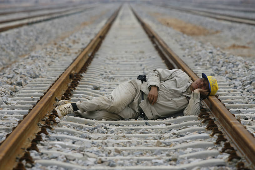 Железнодорожный рабочий в китайском городе Ухань, 2009 год