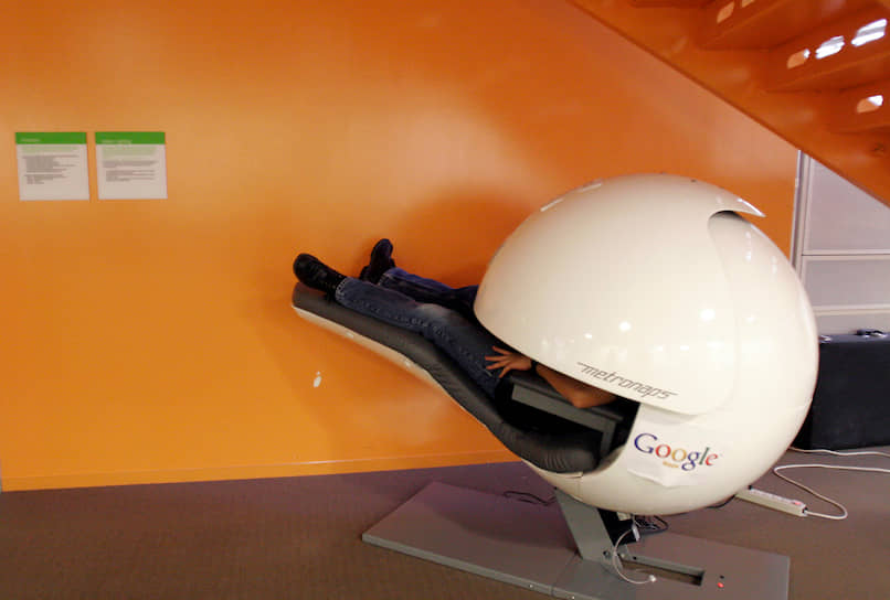 Сотрудник Google отдыхает в капсуле, которая блокирует свет и звук, штат Калифорния, 2008 год
