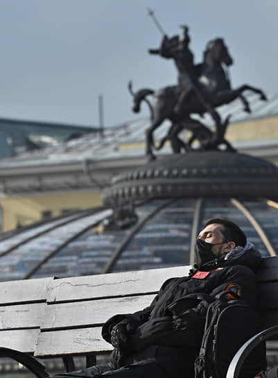 Молодой человек отдыхает на скамье на Манежной площади, 2020 год