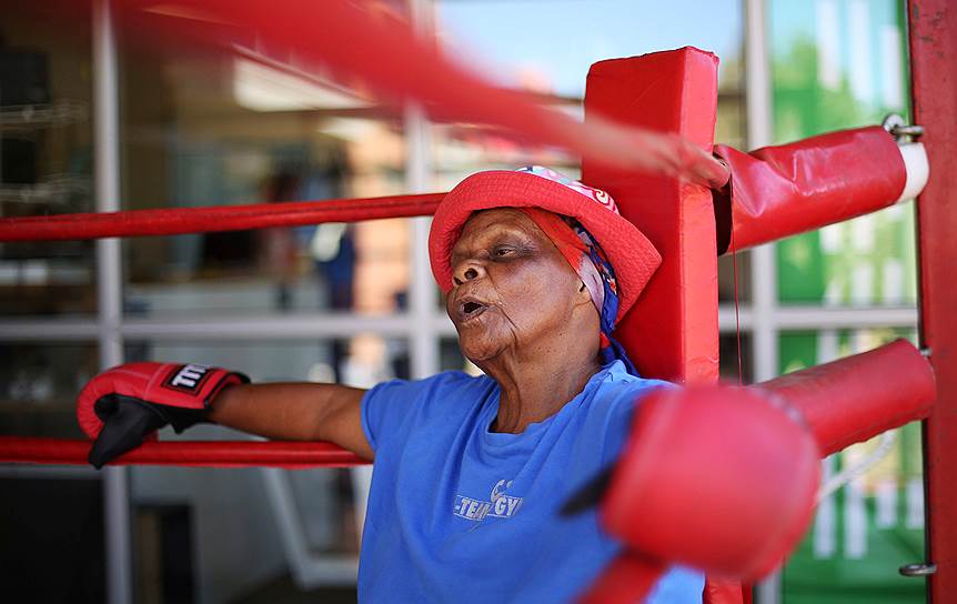 Йоханнесбург, ЮАР. Местная 79-летняя женщина берет уроки по боксу