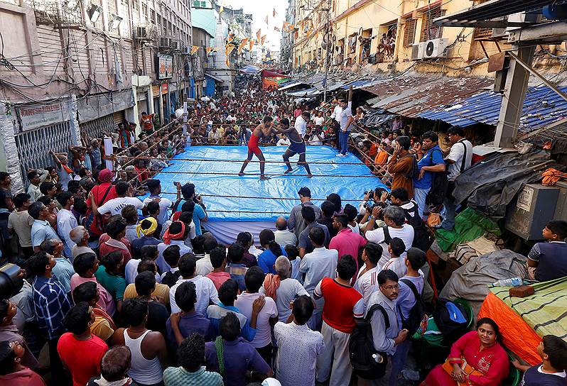 Калькутта, Индия. Непрофессиональные борцы принимают участие в турнире в рамках фестиваля Дивали