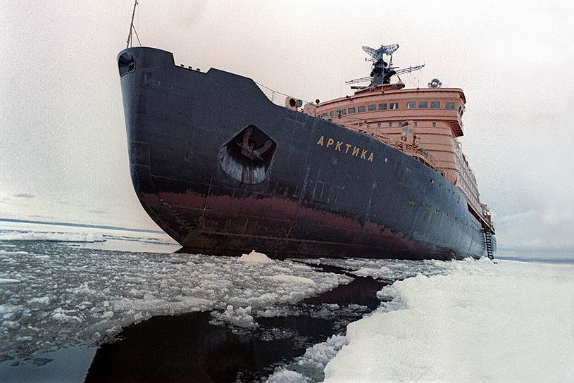 Атомный советский ледокол «Арктика» был введен в эксплуатацию в 1975 году (Балтийский завод в Ленинграде). Стал известен тем, что первым из надводных судов в 1977 году достиг Северного полюса. В 2012 году ледокол выведен из эксплуатации. Сейчас находится в Мурманске, ожидая утилизации