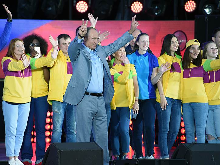 Президент Росси Владимир Путин (в центре)