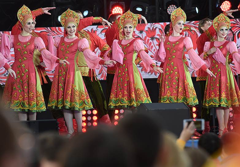 Участники фестиваля во время шоу «Россия»