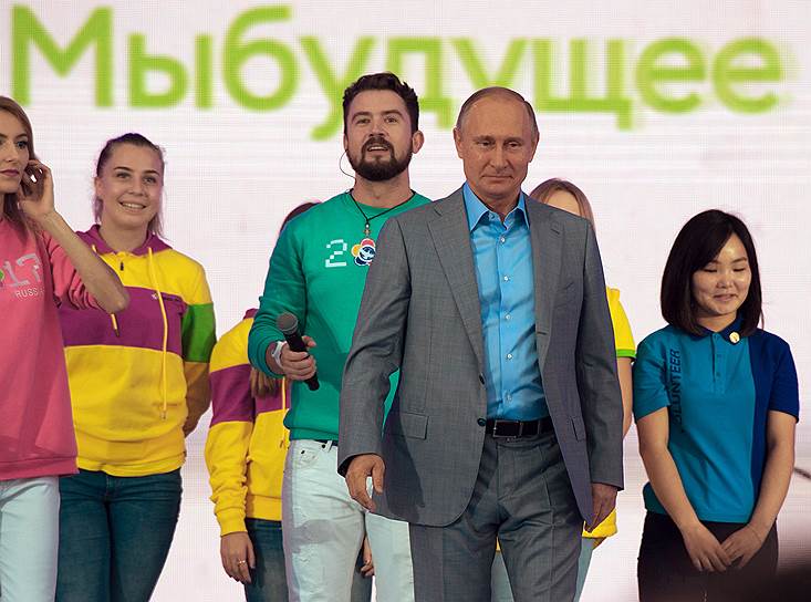 Президент России Владимир Путин (в центре) 
