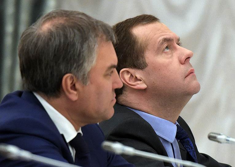 Спикер Госдумы Вячеслав Володин (слева) и премьер-министр Дмитрий Медведев