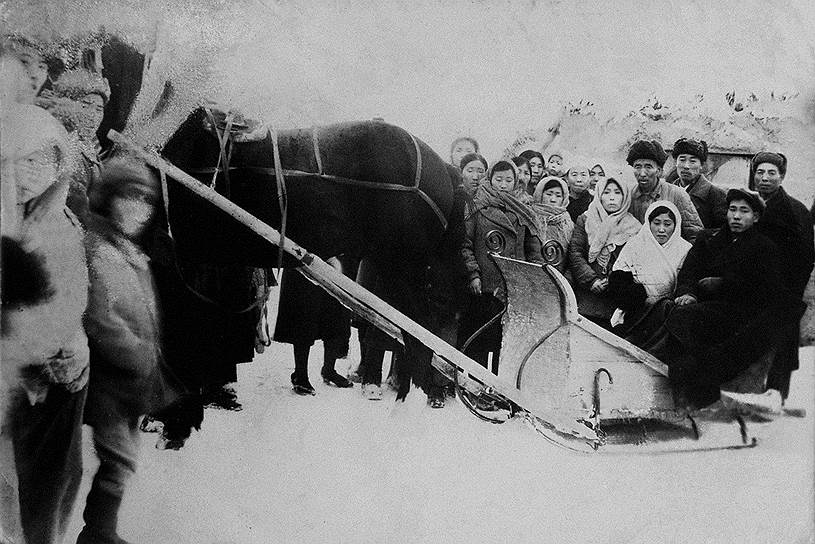 Несмотря на ссылку и войну, жизнь продолжалась. Свадьба Николая и Сони Ким в колхозе Фрунзе на станции Уштобе (Казахстан), 1944 год