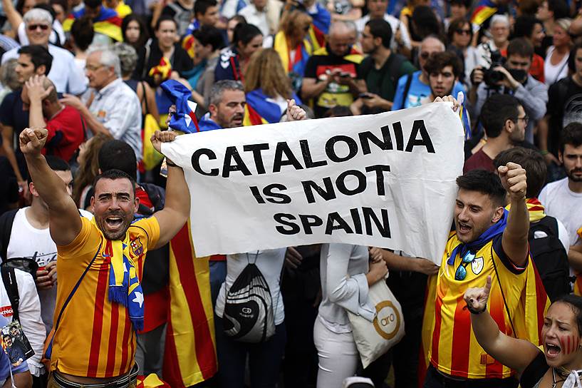 Барселона, Испания. Местные жители празднуют принятие резолюции о независимости Каталонии 