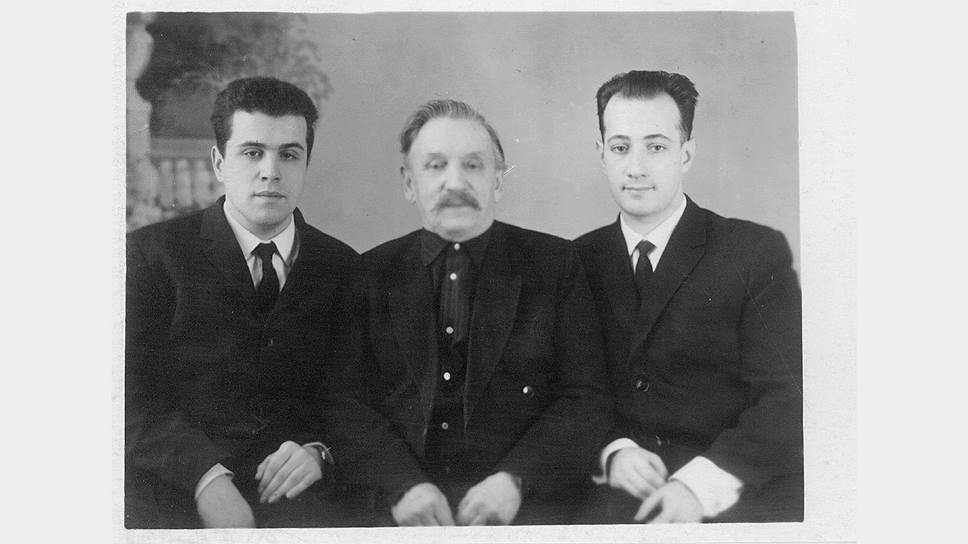 Петр Сергеевич Маккавеев (в центре) с внуками Владимиром и Евгением