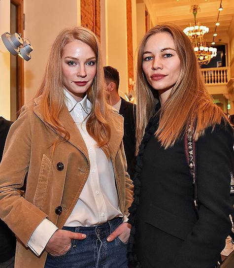 Актрисы Светлана Ходченкова (слева) и Светлана Устинова перед премьерой фильма «Осколки» Алисы Хазановой в кинотеатре «Пионер»