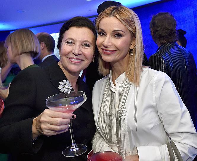 Супруга адвоката Александра Добровинского Марина (слева) и певица Ольга Орлова во время гала-ужина, посвященного празднованию 110-летия ЦУМа