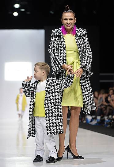 Актриса Эвелина Блёданс с сыном Семеном на показе коллекции бренда Totallook by Gera Skandal, Polina Golub and Daria Bulgakova 