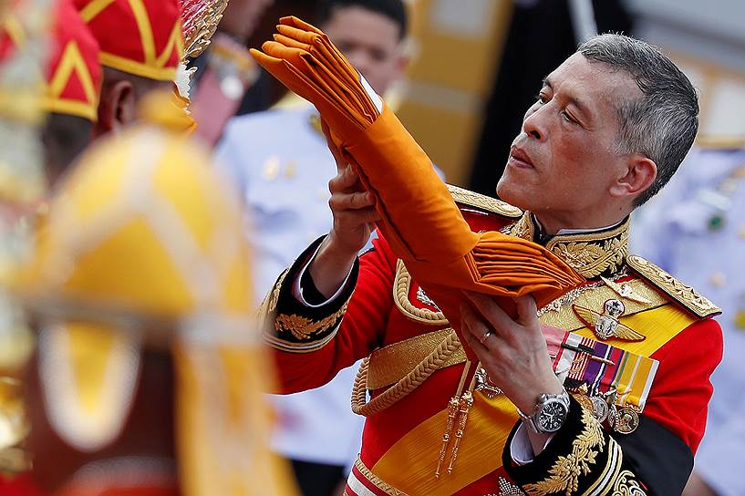 Нынешний король Таиланда Маха Вачиралонгкорн во время церемонии