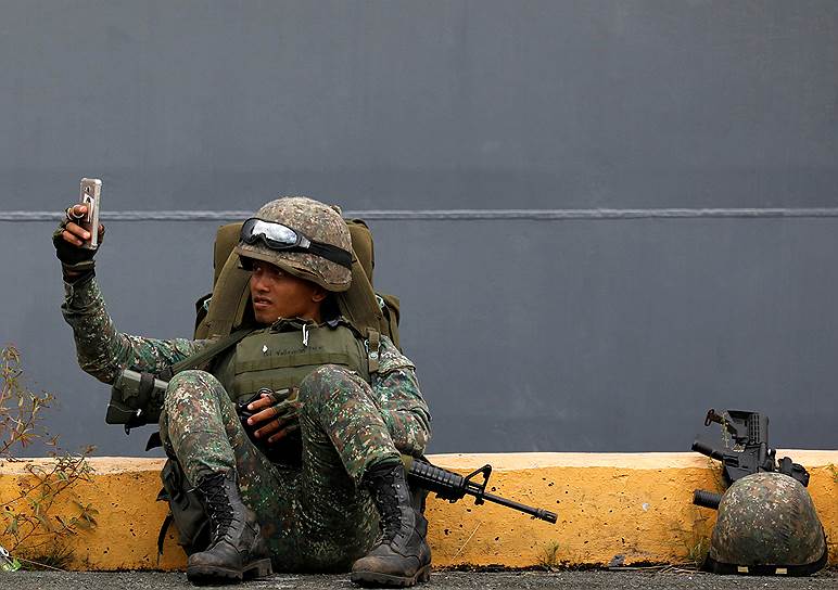 Манила, Филиппины. Солдат делает селфи после прибытия из Марави — филиппинского города, в конце октября освобожденного от боевиков