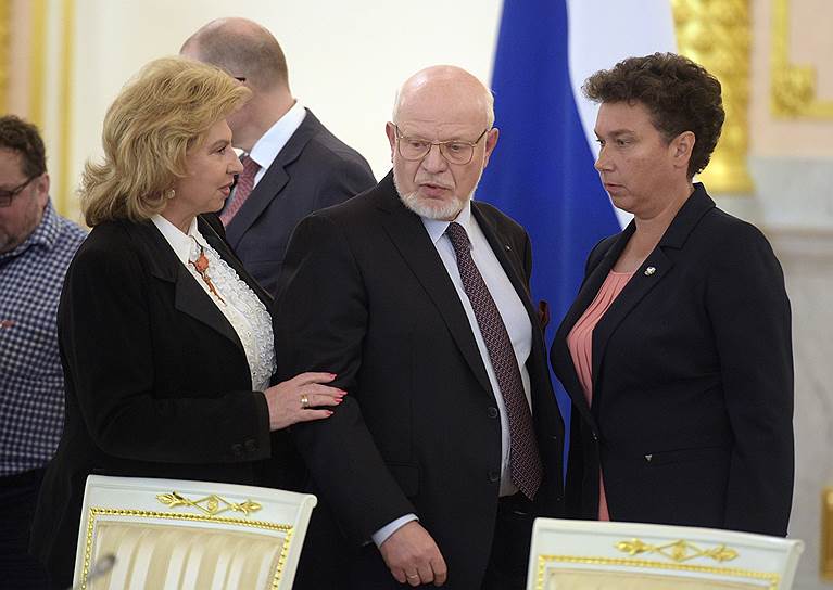 Председатель Совета при президенте России по развитию гражданского общества и правам человека Михаил Федотов и уполномоченный по правам человека в России Татьяна Москалькова (слева)
