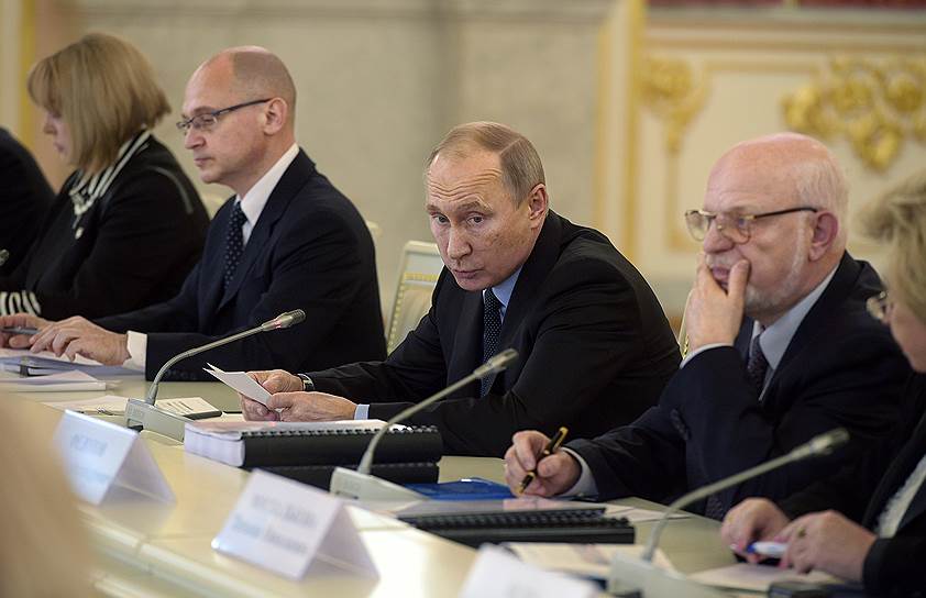 Президент России Владимир Путин (второй слева)