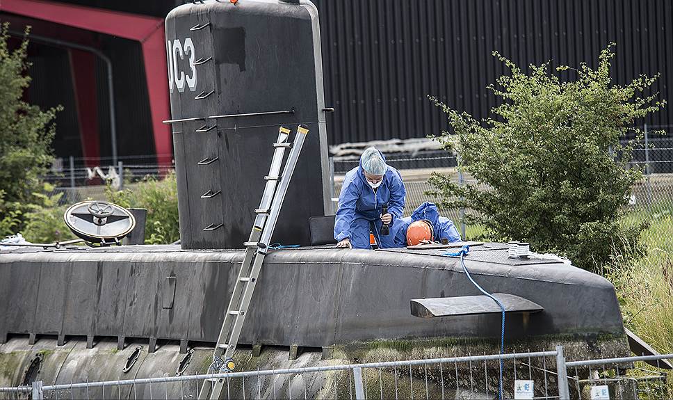 Криминалисты снимают пробы с UC3 Nautilus в копенгагенском порту