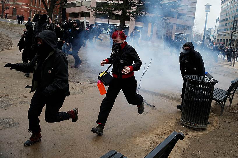 Вашингтон. Полиция использовала 
шумовые гранаты во время акции протеста в день инаугурации Дональда Трампа 