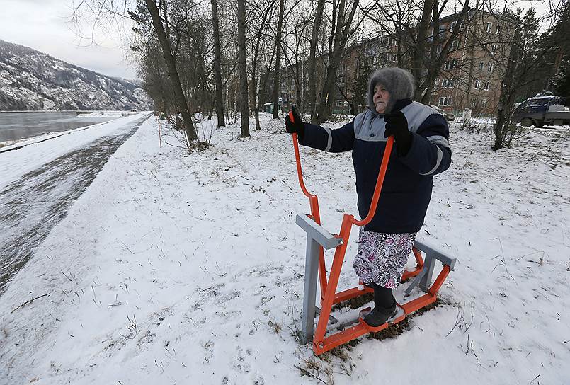 Дивногорск, Россия. Местная жительница выполняет упражнения на берегу реки Енисей