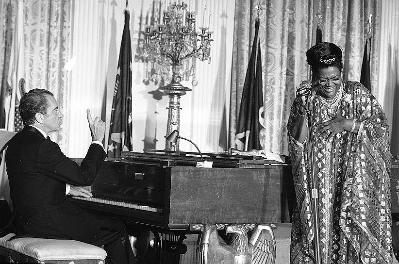 37-й президент США Ричард Никсон известен своим пристрастием к игре на фортепиано. В 1963 году глава государства исполнил небольшой концерт собственного сочинения для фортепиано на одном из телешоу 
&lt;br>На фото: Ричард Никсон с американской певицей и актрисой Перл Бэйли&lt;br>