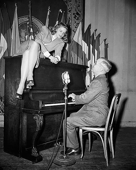 33-й президент США Гарри Трумэн также умел играть на фортепиано. В 1945 году он выступил перед американскими солдатами в Вашингтоне
&lt;br>На фото: актриса Лорен Бэккол и президент Гарри Трумэн&lt;br>