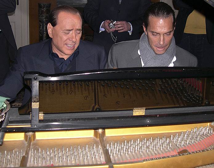Бывший премьер-министр Италии Сильвио Берлускони (на фото слева) увлекается сочинением песен. В 2003 году, будучи главой правительства, он выпустил альбом сочиненных им любовных баллад на неаполитанском языке. Кроме того, господин Берлускони играет на гитаре, пианино и контрабасе. В 1950-х годах он подрабатывал певцом на круизных лайнерах
&lt;br>На фото: Сильвио Берлускони во время предвыборной кампании в 2008 году&lt;br>
