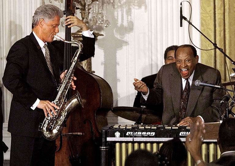 Бывший президент США Билл Клинтон в школьные годы руководил джаз-бандом, в котором играл на саксофоне. Позже политик не раз выступал на различных церемониях. В 1992 году, будучи кандидатом в президенты, он исполнил на саксофоне песню Элвиса Пресли в ток-шоу на телеканале Paramount, а год спустя сыграл на собственной инаугурации 