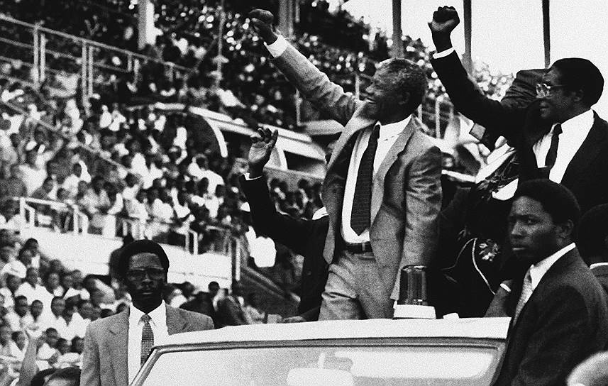 В 2008 году бывший лидер ЮАР Нельсон Мандела (на фото - в центре), с которым Мугабе познакомился еще во время обучения в южноафриканском Университете Форт-Хэйр и поддерживал приятельские отношения, присоединился к его критике, заявив, что политический кризис в Зимбабве вызван «провалом руководства Мугабе»