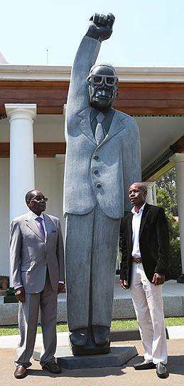 Роберт Мугабе внесен в Книгу рекордов Гиннесса как лидер государства, совершивший наибольшее количество зарубежных официальных визитов. В 2016 году президент открыл памятник самому себе. Пользователи соцсетей высмеяли скульптуру с поднятой и сжатой в кулак рукой, сравнив ее с Суперменом
