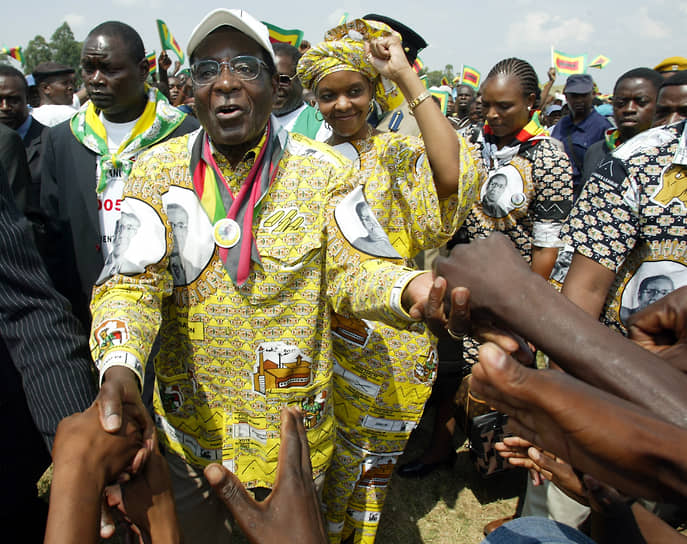 Роберт Мугабе был дважды женат. В октябре 2017 года вице-президент Зимбабве Эммерсон Мнангагва публично обвинил вторую супругу Мугабе — 52-летнюю Грейс Мугабе (на фото) — в том, что она пыталась его отравить и устранить как возможного преемника. По мнению ряда экспертов, господин Мугабе действительно намеревался сделать правителем страны свою жену