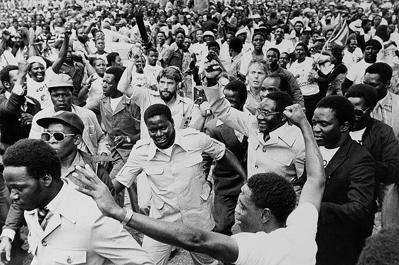 В 1960 году будущий президент Зимбабве начал политическую карьеру, вступив в Национальную демократическую партию (НДП) и стал ее секретарем по информации и печати. В 1961–1963 годах занимал аналогичную должность в Союзе африканского народа Зимбабве (ЗАПУ) после запрета НДП. В 1963 году был арестован и провел в тюрьме 11 лет. После освобождения принял активное участие в партизанском движении
