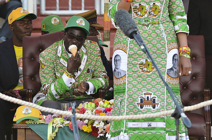 До военного переворота 93-летний Роберт Мугабе являлся самым пожилым правителем в мире. В 2017 году на торжествах по случаю его дня рождения несколько тысяч гостей были накормлены 93-килограммовым тортом, а сам президент надел на праздник костюм с собственным изображением