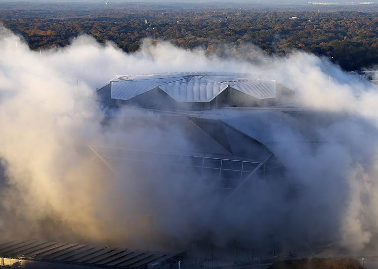 Атланта, США. Стадион Mercedes-Benz Superdome в пыли от взрыва снесенного рядом стадиона Georgia Dome