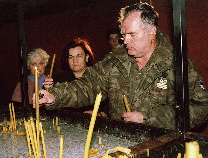9 мая 1992 года, вскоре после начала вооруженного конфликта в Боснии, Младич был назначен начальником штаба и заместителем командующего 2-м военным округом ЮНА в Сараево