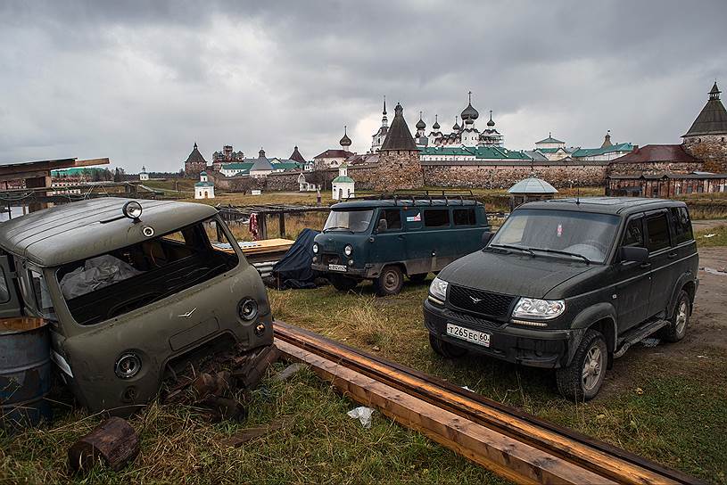 В основе монастырского автопарка – российские автомобили УАЗ, монахи сами их ремонтируют