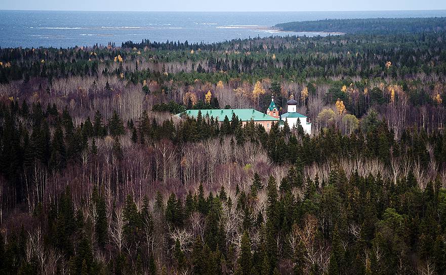 С Секирной горы можно обозреть весь остров Соловецкий
&lt;br>На фото: вид на Исаковский скит&lt;br>