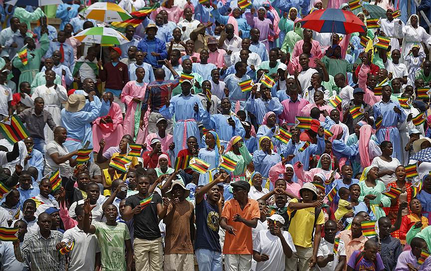 Хараре, Зимбабве. Местные жители наблюдают за инаугурацией нового президента Эммерсона Мнангагвы