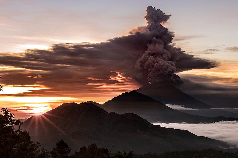 Бали, Индонезия. Извержение вулкана Агунг