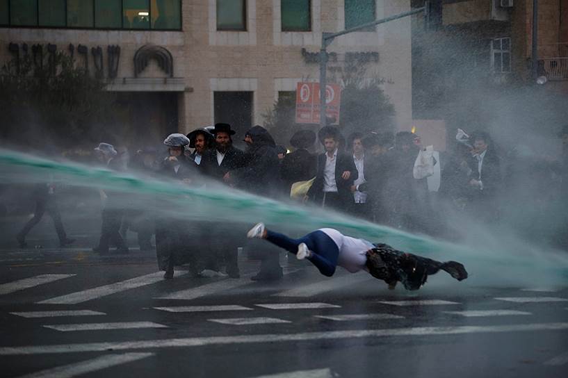 Иерусалим, Израиль. Полиция применяет водометы против участников митинга ультраортодоксальных еврейских общин