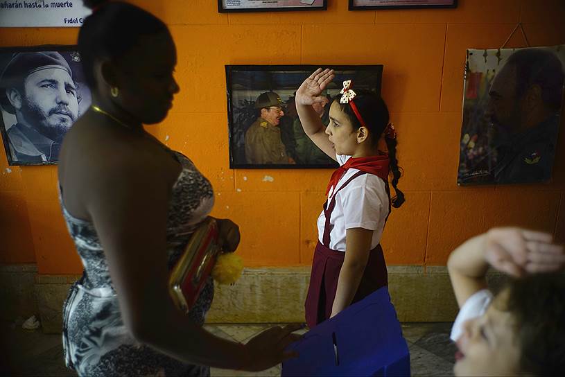 Гавана, Куба. Избиратели принимают участие в муниципальных выборах