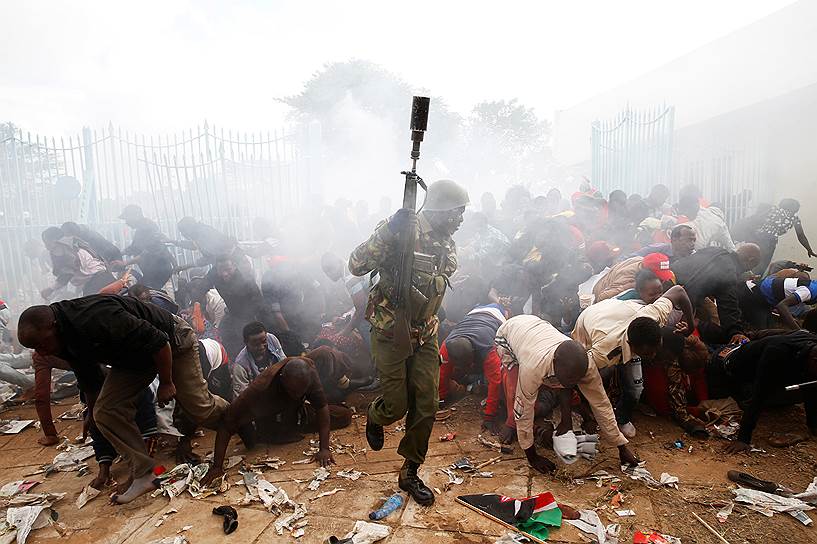 Найроби, Кения. Полиция применила слезоточивый газ против граждан, пытавшихся прорваться на инаугурацию президента Ухуру Кениаты