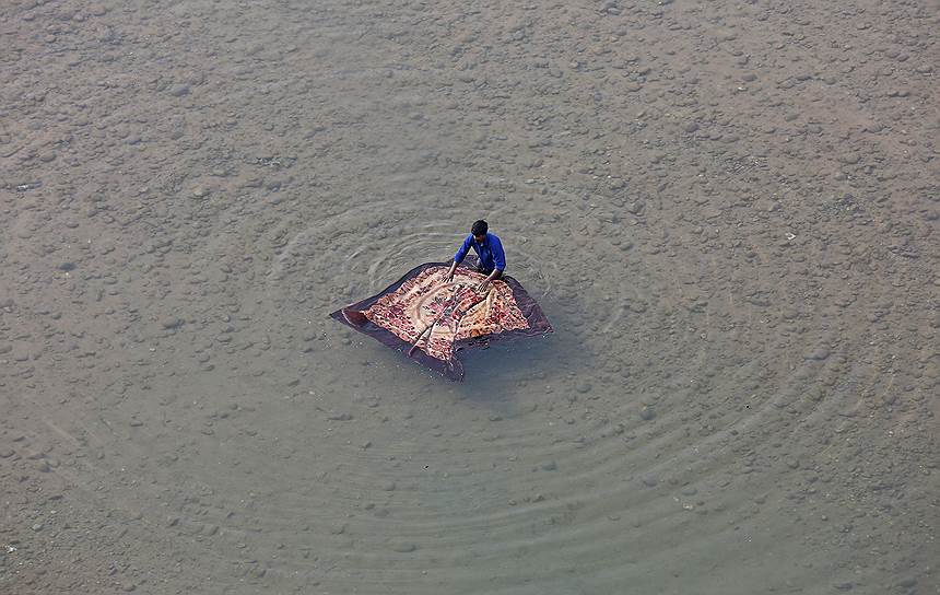 Джамму, Индия. Местный житель стирает одеяло в реке Тави