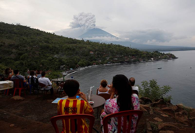Бали, Индонезия. Местные жители и туристы наблюдают за извержением вулкана Агунг