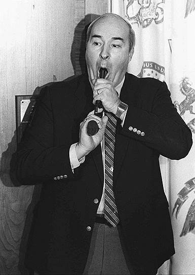 Американского политика и казначея штата Пенсильвания (США) Роберта Дуайера в 1986 году обвинили в получении взятки. 22 января 1987 года, за день до оглашения приговора, Дуайер созвал пресс-конференцию, заявил о своей невиновности и выстрелил из револьвера себе в голову  