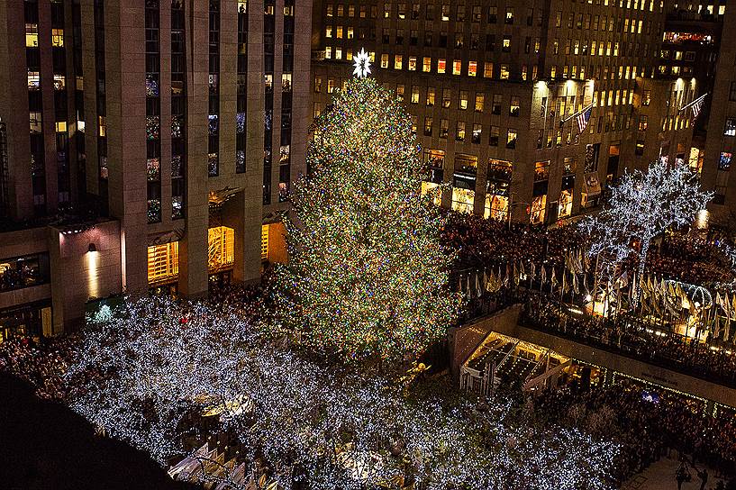 Нью-Йорк, США. 85-я ежегодная церемония зажжения рождественской ели в Рокфеллер-центре
